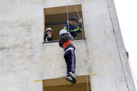 Gần 400 học sinh ở Hà Nội trải nghiệm kỹ năng chữa cháy, thoát hiểm