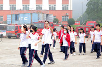 Gần 400 học sinh ở Hà Nội trải nghiệm kỹ năng chữa cháy, thoát hiểm