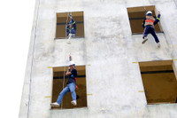 Gần 400 học sinh ở Hà Nội trải nghiệm kỹ năng chữa cháy, thoát hiểm