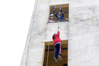 Gần 400 học sinh ở Hà Nội trải nghiệm kỹ năng chữa cháy, thoát hiểm