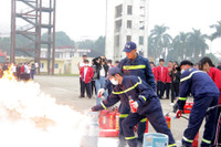 Gần 400 học sinh ở Hà Nội trải nghiệm kỹ năng chữa cháy, thoát hiểm