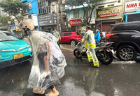 Công an phường Hà Đông lội nước hỗ trợ người dân trong mưa bão 