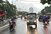 Công an phường Hà Đông lội nước hỗ trợ người dân trong mưa bão 