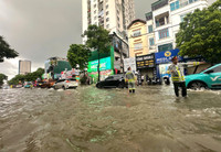 Công an phường Hà Đông lội nước hỗ trợ người dân trong mưa bão 