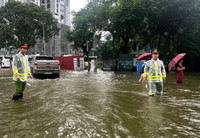 Công an phường Hà Đông lội nước hỗ trợ người dân trong mưa bão 