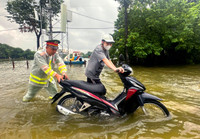 Công an phường Hà Đông lội nước hỗ trợ người dân trong mưa bão 