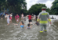 Công an phường Hà Đông lội nước hỗ trợ người dân trong mưa bão 