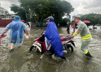 Công an phường Hà Đông lội nước hỗ trợ người dân trong mưa bão 