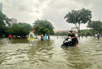 Công an phường Hà Đông lội nước hỗ trợ người dân trong mưa bão 