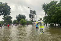 Công an phường Hà Đông lội nước hỗ trợ người dân trong mưa bão 