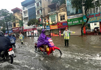 Công an phường Hà Đông lội nước hỗ trợ người dân trong mưa bão 