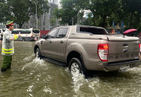 Công an phường Hà Đông lội nước hỗ trợ người dân trong mưa bão 