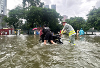 Công an phường Hà Đông lội nước hỗ trợ người dân trong mưa bão 