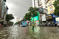 Công an phường Hà Đông lội nước hỗ trợ người dân trong mưa bão 