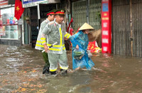 Công an phường Hà Đông lội nước hỗ trợ người dân trong mưa bão 