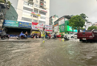 Công an phường Hà Đông lội nước hỗ trợ người dân trong mưa bão 