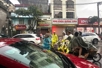 Công an phường Hà Đông lội nước hỗ trợ người dân trong mưa bão 