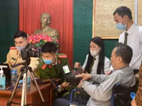 [Ảnh] Công an thị xã Sơn Tây triển khai 8 tổ cấp căn cước gắn chíp cho người dân