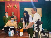 [Ảnh] Công an thị xã Sơn Tây triển khai 8 tổ cấp căn cước gắn chíp cho người dân