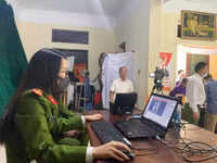 [Ảnh] Công an thị xã Sơn Tây triển khai 8 tổ cấp căn cước gắn chíp cho người dân