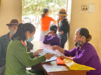 [Ảnh] Công an thị xã Sơn Tây triển khai 8 tổ cấp căn cước gắn chíp cho người dân