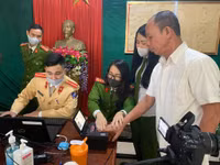 [Ảnh] Công an thị xã Sơn Tây triển khai 8 tổ cấp căn cước gắn chíp cho người dân