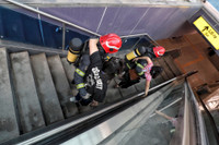 Giải cứu hành khách trong vụ cháy giả định trên tàu metro Nhổn - ga Hà Nội