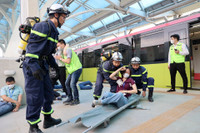 Giải cứu hành khách trong vụ cháy giả định trên tàu metro Nhổn - ga Hà Nội