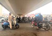 Ngang nhiên cảnh lấn chiếm lòng đường làm hàng quán tại địa bàn giáp ranh 