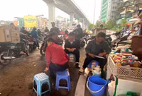Ngang nhiên cảnh lấn chiếm lòng đường làm hàng quán tại địa bàn giáp ranh 