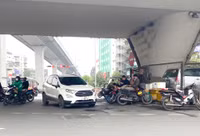 Ngang nhiên cảnh lấn chiếm lòng đường làm hàng quán tại địa bàn giáp ranh 