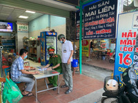 [Ảnh] Công an quận Đống Đa tuyên truyền, vận động nhân dân thực hiện Công điện 14