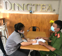 [Ảnh] Công an quận Đống Đa tuyên truyền, vận động nhân dân thực hiện Công điện 14