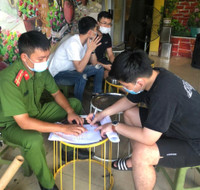 [Ảnh] Công an quận Đống Đa tuyên truyền, vận động nhân dân thực hiện Công điện 14