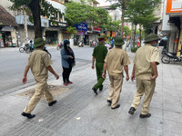 [Ảnh] Công an quận Đống Đa tuyên truyền, vận động nhân dân thực hiện Công điện 14