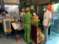 [Ảnh] Công an quận Đống Đa tuyên truyền, vận động nhân dân thực hiện Công điện 14