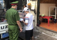 [Ảnh] Công an quận Đống Đa tuyên truyền, vận động nhân dân thực hiện Công điện 14