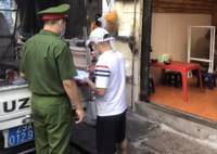 [Ảnh] Công an quận Đống Đa tuyên truyền, vận động nhân dân thực hiện Công điện 14