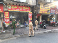 [Ảnh] Công an quận Đống Đa tuyên truyền, vận động nhân dân thực hiện Công điện 14