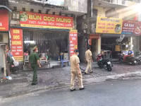 [Ảnh] Công an quận Đống Đa tuyên truyền, vận động nhân dân thực hiện Công điện 14