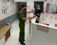 [Ảnh] Công an quận Đống Đa tuyên truyền, vận động nhân dân thực hiện Công điện 14