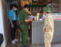 [Ảnh] Công an quận Đống Đa tuyên truyền, vận động nhân dân thực hiện Công điện 14