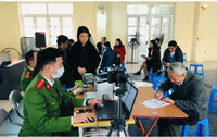 Lực lượng Công an làm việc đến nửa đêm cấp căn cước gắn chíp cho người dân
