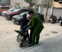 Lực lượng Công an làm việc đến nửa đêm cấp căn cước gắn chíp cho người dân