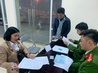 Lực lượng Công an làm việc đến nửa đêm cấp căn cước gắn chíp cho người dân