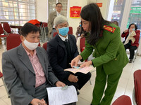 Lực lượng Công an làm việc đến nửa đêm cấp căn cước gắn chíp cho người dân