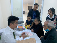 Lực lượng Công an làm việc đến nửa đêm cấp căn cước gắn chíp cho người dân