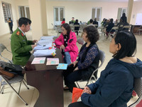 Lực lượng Công an làm việc đến nửa đêm cấp căn cước gắn chíp cho người dân