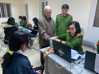 Lực lượng Công an làm việc đến nửa đêm cấp căn cước gắn chíp cho người dân