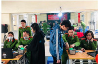 Lực lượng Công an làm việc đến nửa đêm cấp căn cước gắn chíp cho người dân